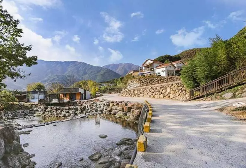 ホテル Hadong Jiri Mountain Saesori Pension