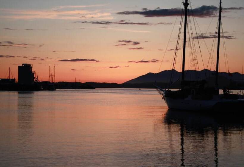 هتل Tofino Swell Lodge
