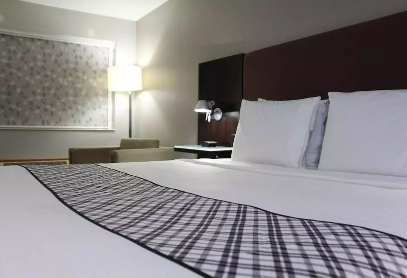 호텔 Westbridge Inn & Suites