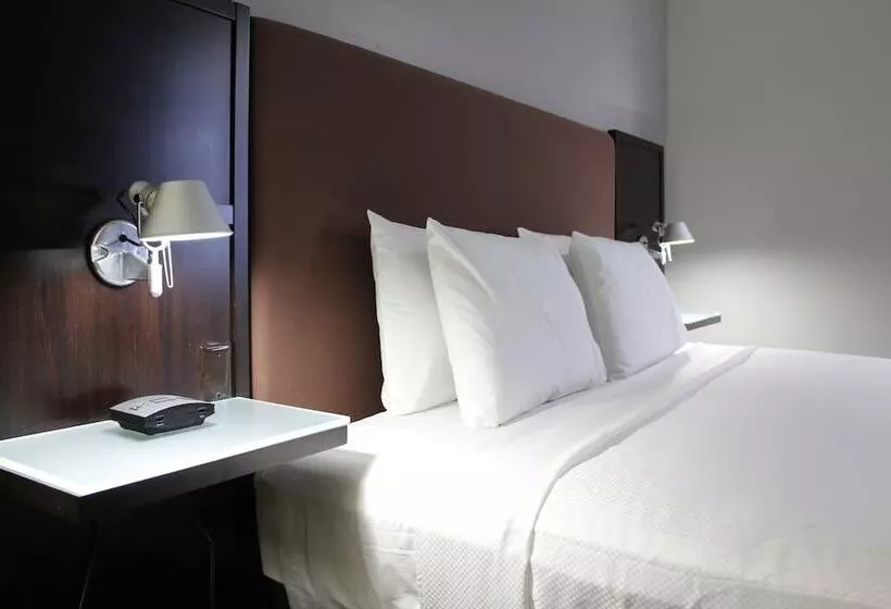 호텔 Westbridge Inn & Suites