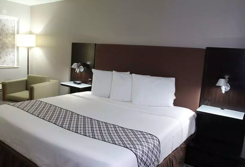 호텔 Westbridge Inn & Suites