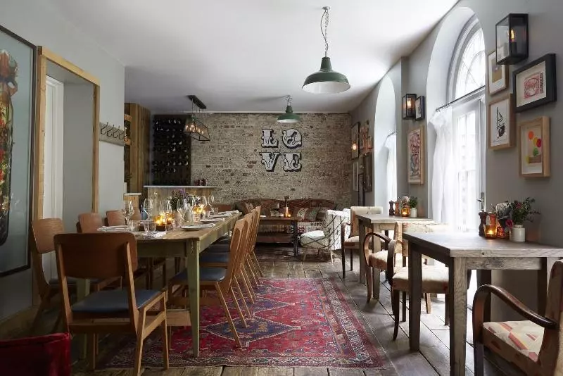 هتل Artist Residence London
