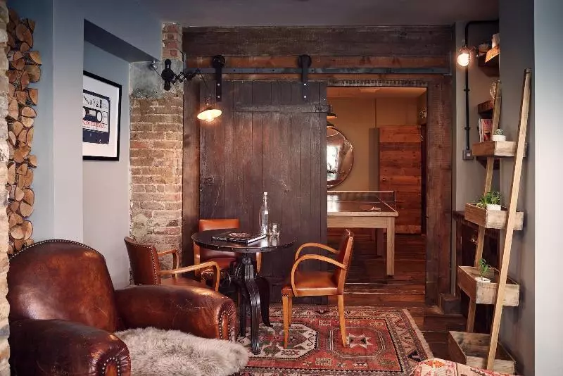 هتل Artist Residence London