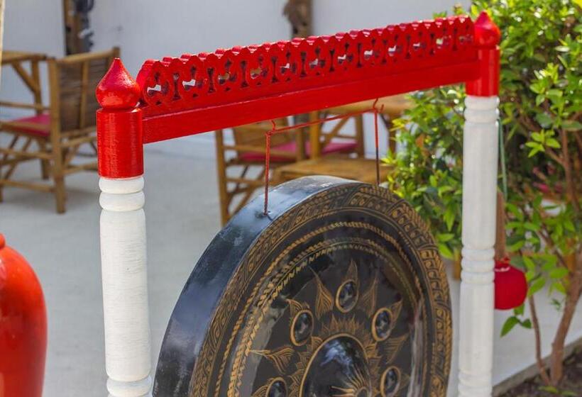 호텔 The White Cottage