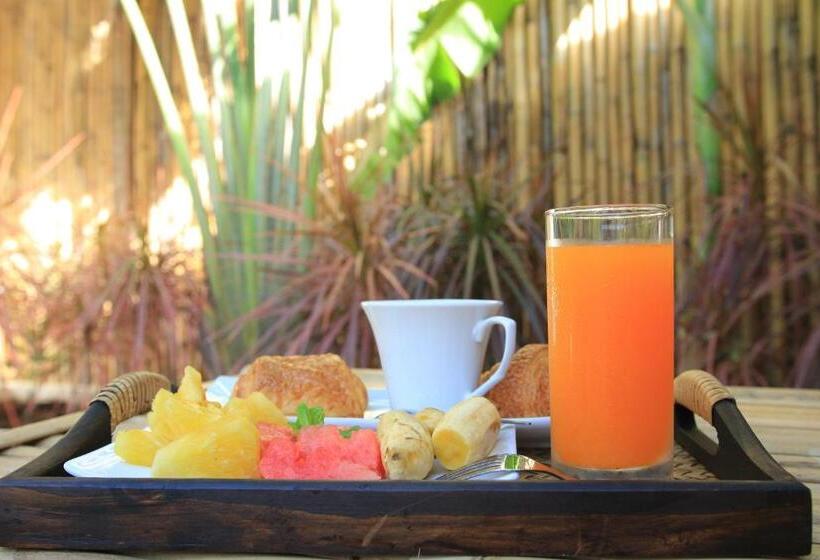 호텔 The White Cottage