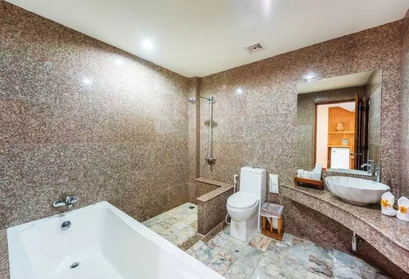 בית מלון כפרי The Windmill Phuket