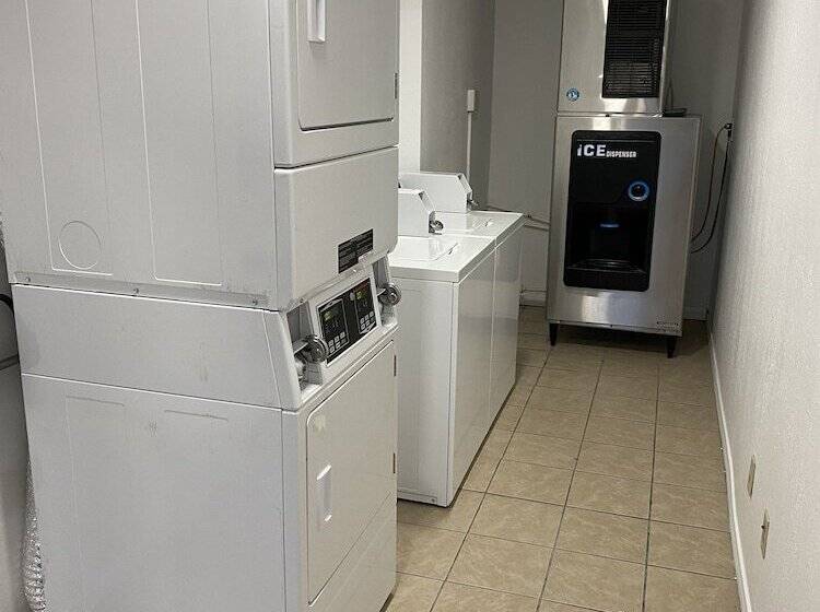 모텔 Desert Sands Inn & Suites