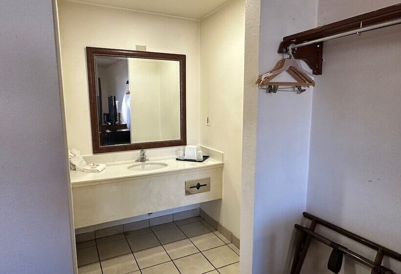 모텔 Desert Sands Inn & Suites