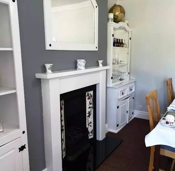 تختخواب و صبحانه Bronwye Guest House