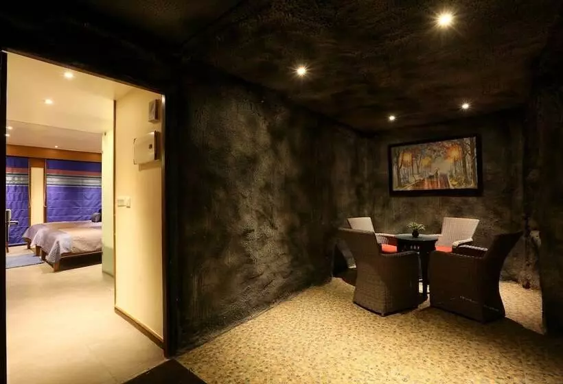 Отель Brys Caves