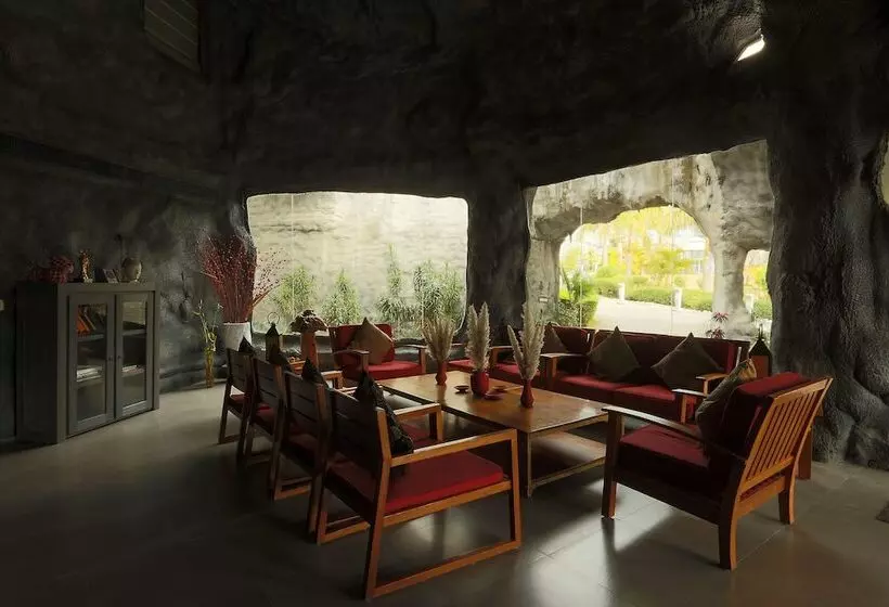 Отель Brys Caves