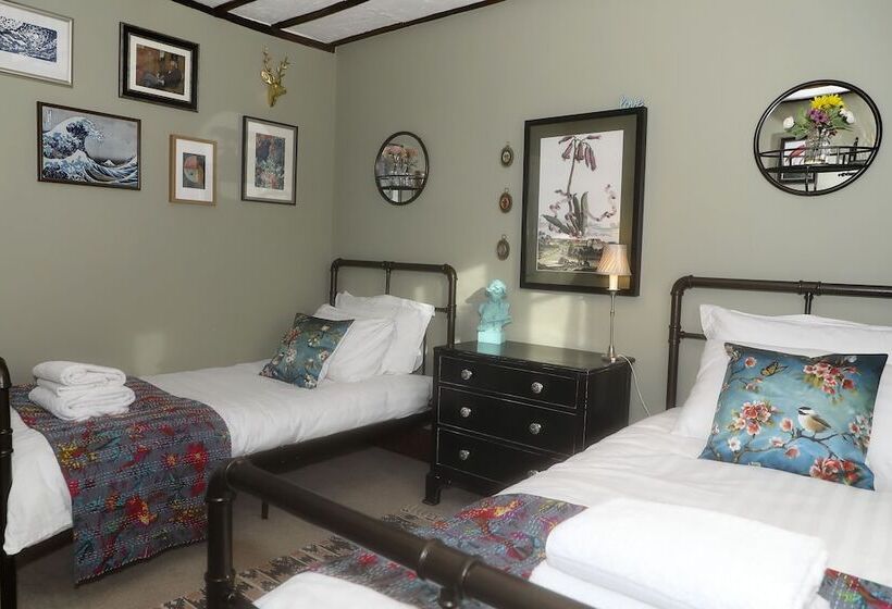 פנסיון Woodleys Farmhouse