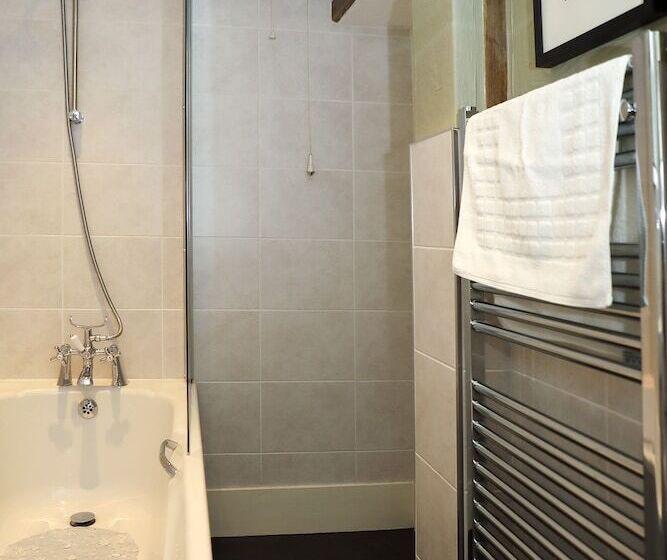 פנסיון Woodleys Farmhouse