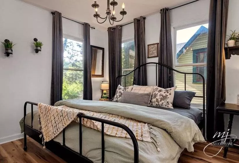 The 1883 Peabody House Bed & Breakfast