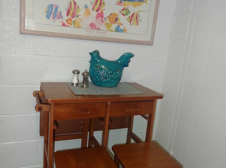 Budget Friendly Queen Studio With Full Kitchen, Two Queen Beds And Sleeper Sofa By Redawning