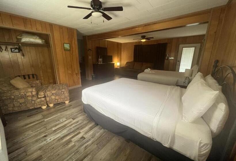 Budget Friendly Queen Studio With Full Kitchen, Two Queen Beds And Sleeper Sofa By Redawning