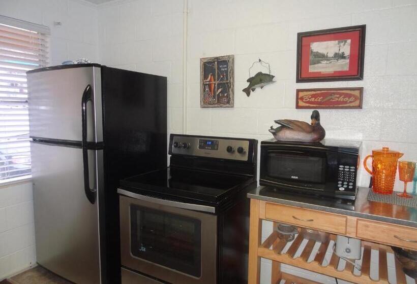 Budget Friendly Queen Studio With Full Kitchen, Two Queen Beds And Sleeper Sofa By Redawning