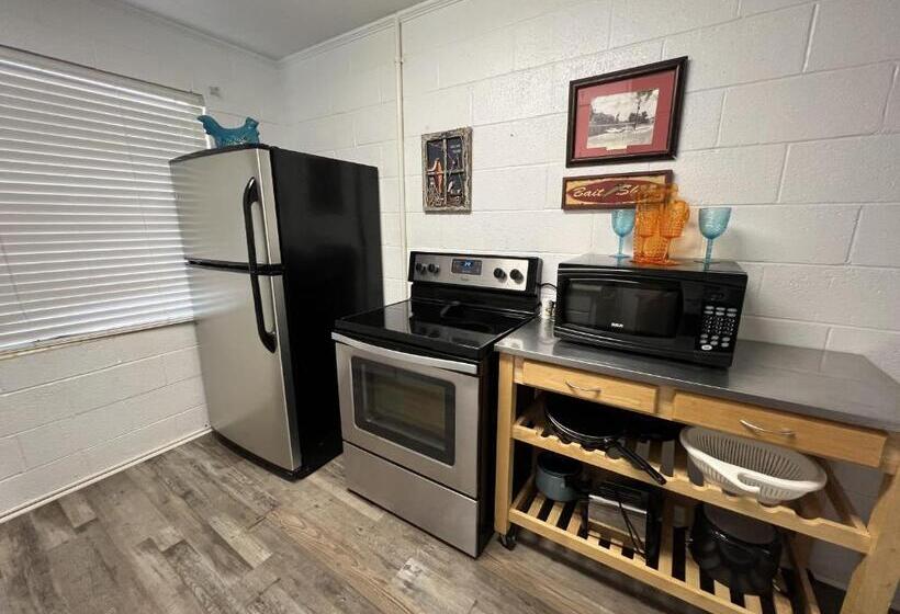 Budget Friendly Queen Studio With Full Kitchen, Two Queen Beds And Sleeper Sofa By Redawning