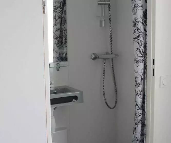 Hotelli Hôtel Et Restaurant De La Gare Torigny Les Villes