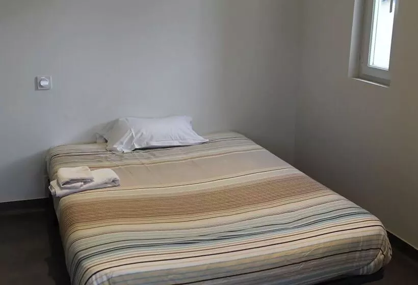 Hotelli Hôtel Et Restaurant De La Gare Torigny Les Villes