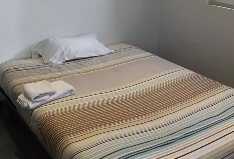 Hotelli Hôtel Et Restaurant De La Gare Torigny Les Villes