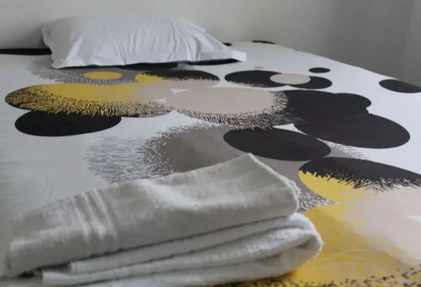 Hotelli Hôtel Et Restaurant De La Gare Torigny Les Villes