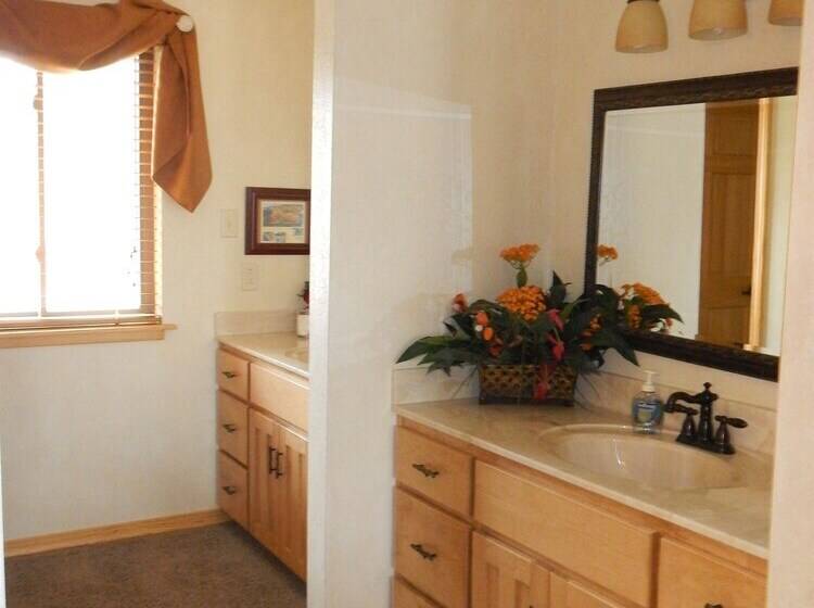 Lake View Three Bedroom, Three Bath Cottage With Private Hot Tub Overlooking Lake Ouachita. By Redaw