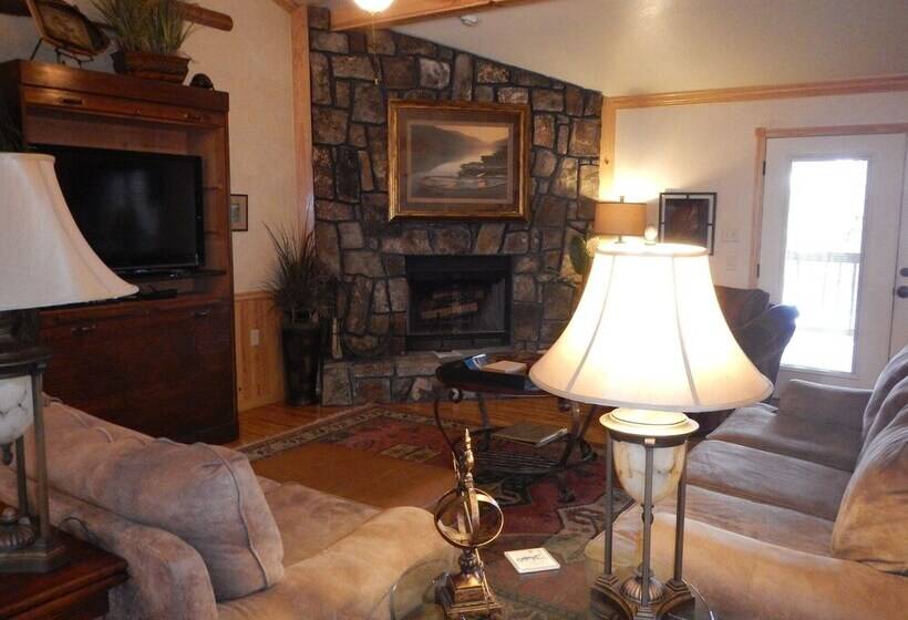 Lake View Three Bedroom, Three Bath Cottage With Private Hot Tub Overlooking Lake Ouachita. By Redaw