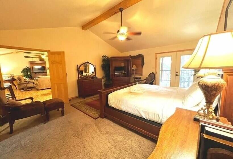 Lake View Three Bedroom, Three Bath Cottage With Private Hot Tub Overlooking Lake Ouachita. By Redaw