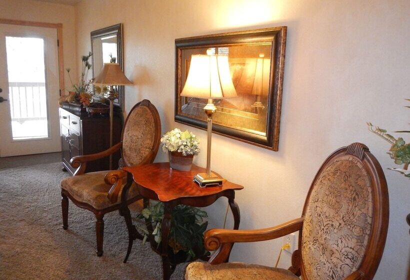 Lake View Three Bedroom, Three Bath Cottage With Private Hot Tub Overlooking Lake Ouachita. By Redaw