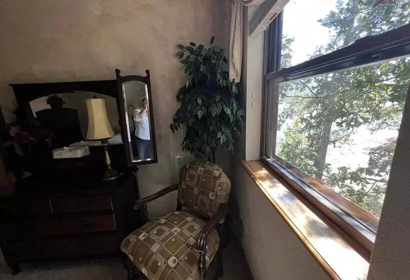 Lake View Two Bedroom, Two Bath Loft, Log Sided Cottage With Private Hot Tub Overlooking Lake Ouachi