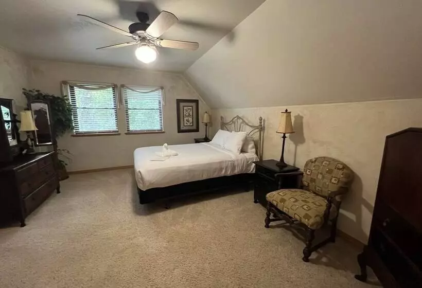 Lake View Two Bedroom, Two Bath Loft, Log Sided Cottage With Private Hot Tub Overlooking Lake Ouachi