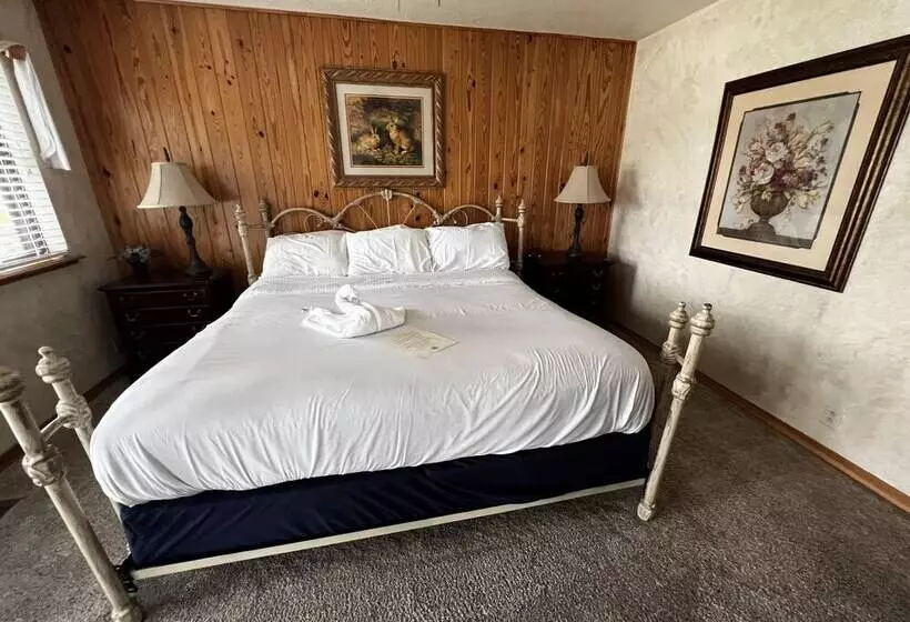 Lake View Two Bedroom, Two Bath Loft, Log Sided Cottage With Private Hot Tub Overlooking Lake Ouachi