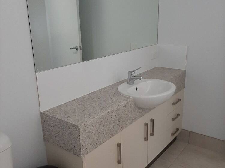 ペンション Room In Guest Room Cozy Room With Separate Entrance And Ensuit Bathroom