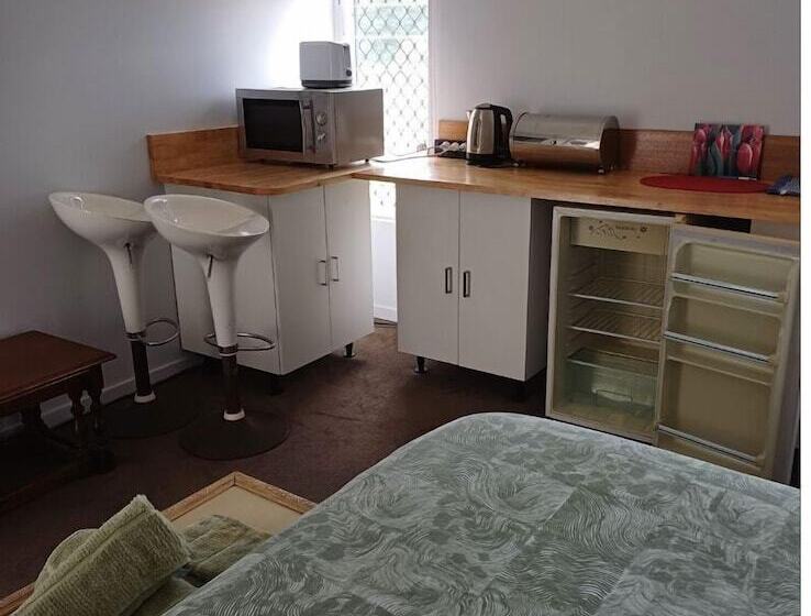 ペンション Room In Guest Room Cozy Room With Separate Entrance And Ensuit Bathroom