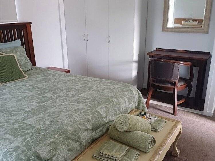 ペンション Room In Guest Room Cozy Room With Separate Entrance And Ensuit Bathroom