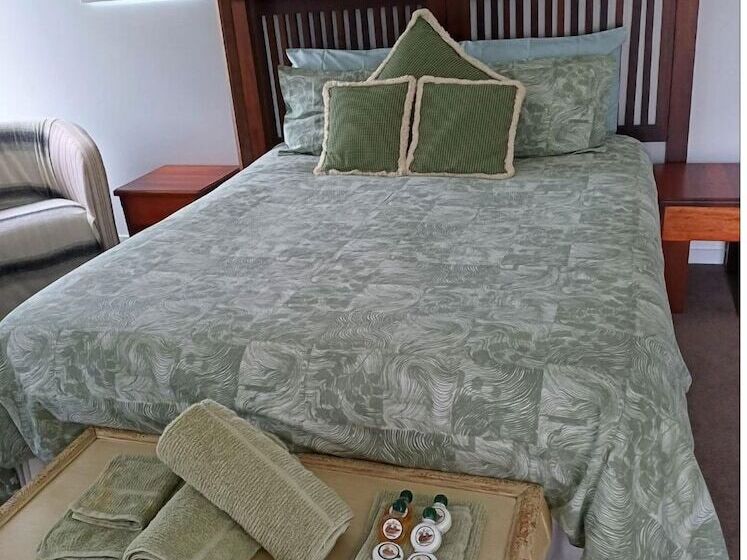 ペンション Room In Guest Room Cozy Room With Separate Entrance And Ensuit Bathroom