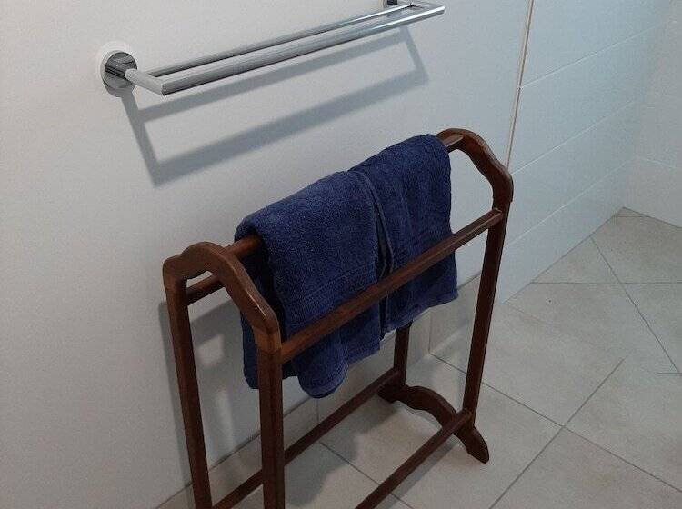 ペンション Room In Guest Room Cozy Room With Separate Entrance And Ensuit Bathroom