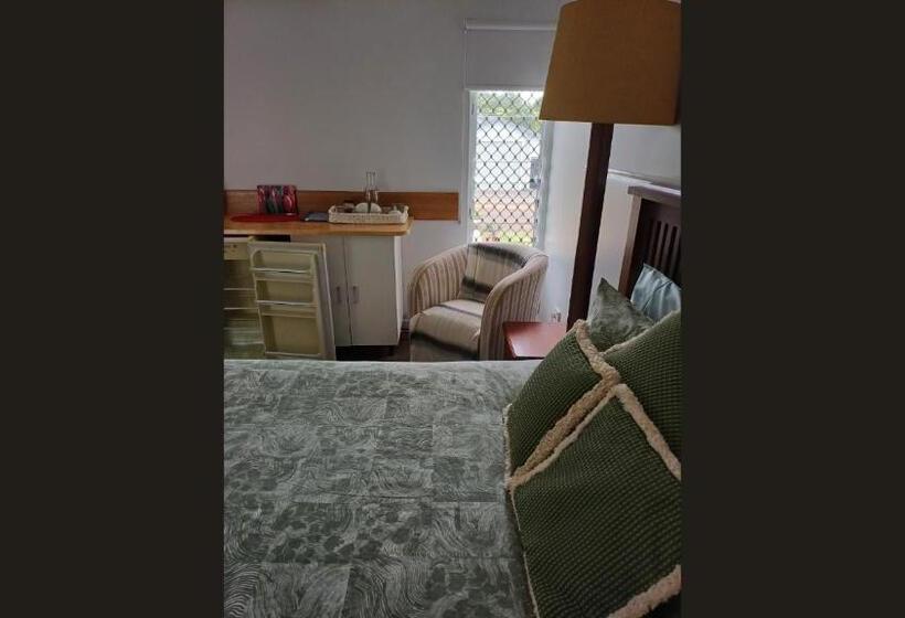 ペンション Room In Guest Room Cozy Room With Separate Entrance And Ensuit Bathroom