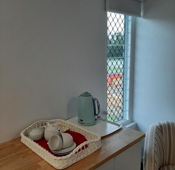 ペンション Room In Guest Room Cozy Room With Separate Entrance And Ensuit Bathroom