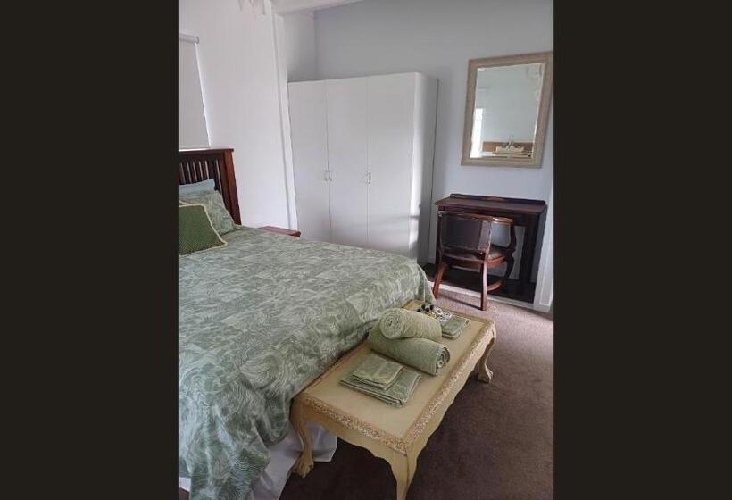 ペンション Room In Guest Room Cozy Room With Separate Entrance And Ensuit Bathroom