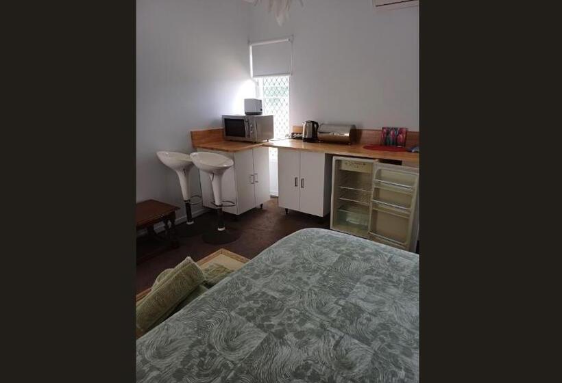 ペンション Room In Guest Room Cozy Room With Separate Entrance And Ensuit Bathroom