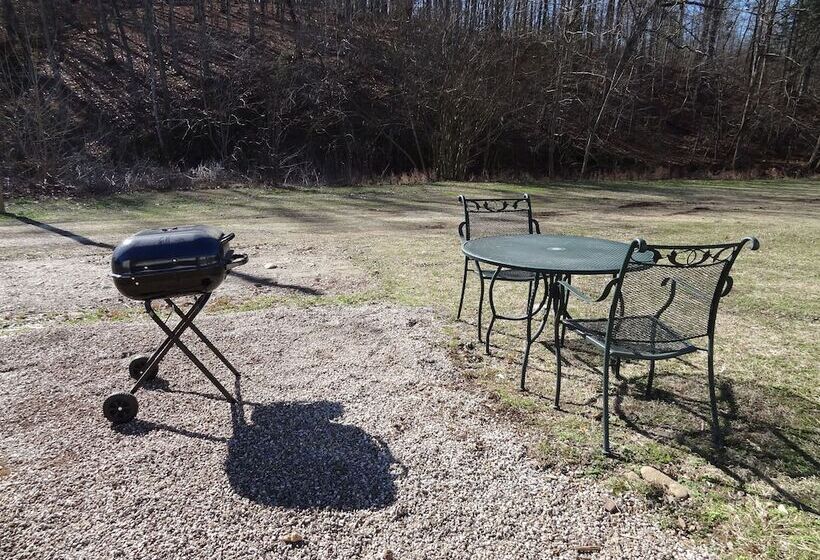 Queen Guest Room Located At The Joplin Inn At The Entrance To Mountain Harbor, Just 2 1/2 Miles From