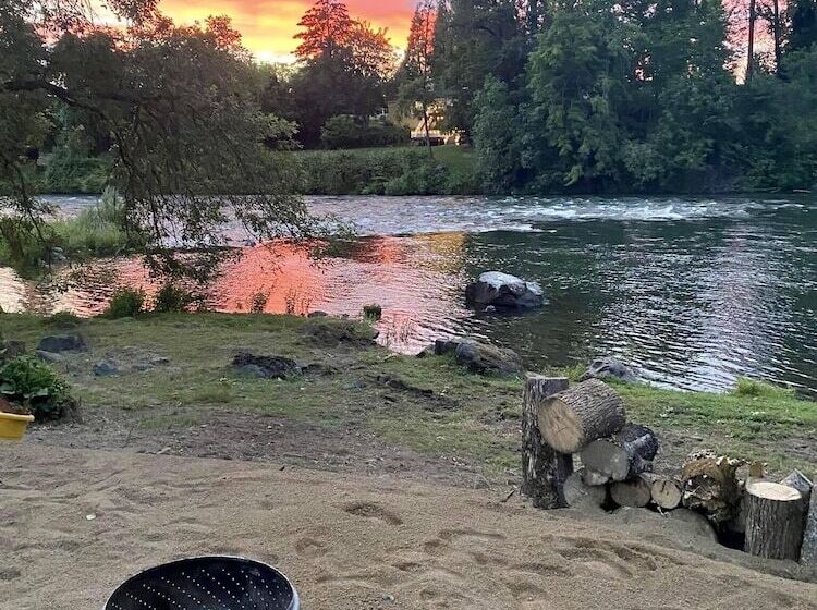 Rogue River Resort