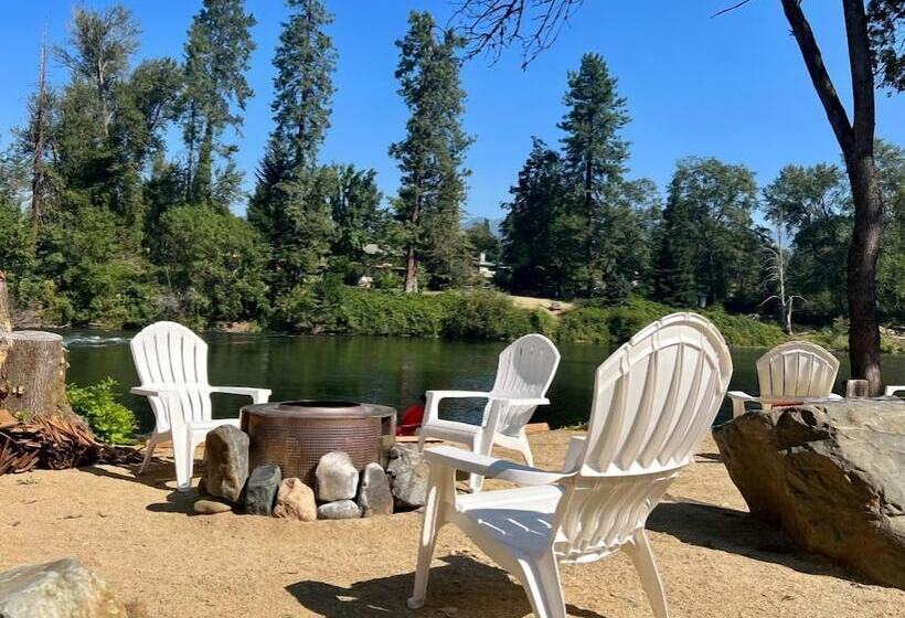 Rogue River Resort