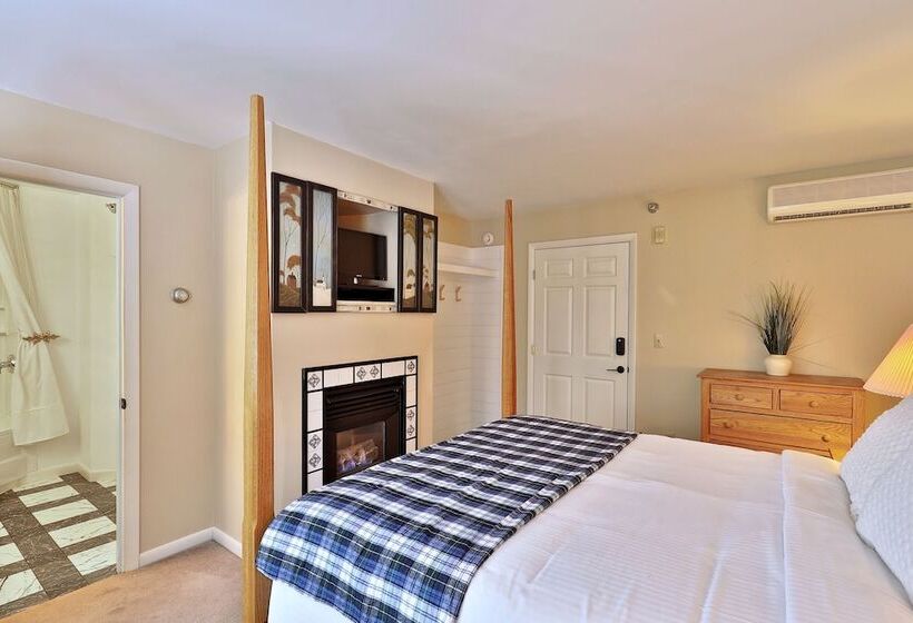 The Birch Ridge  Family Room #6   Queen Bunkbed Suite In Killington, Vermont Hotel Room