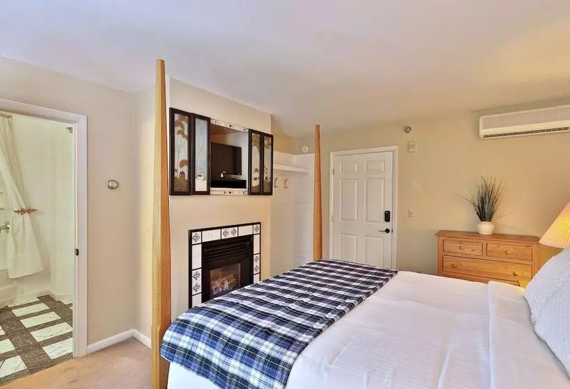 The Birch Ridge  Family Room #6   Queen Bunkbed Suite In Killington, Vermont Hotel Room