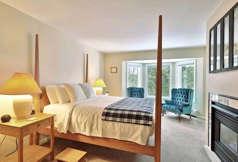 The Birch Ridge  Family Room #6   Queen Bunkbed Suite In Killington, Vermont Hotel Room