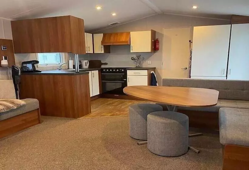 ホテル Captivating 2 Bed Villa In Pevensey