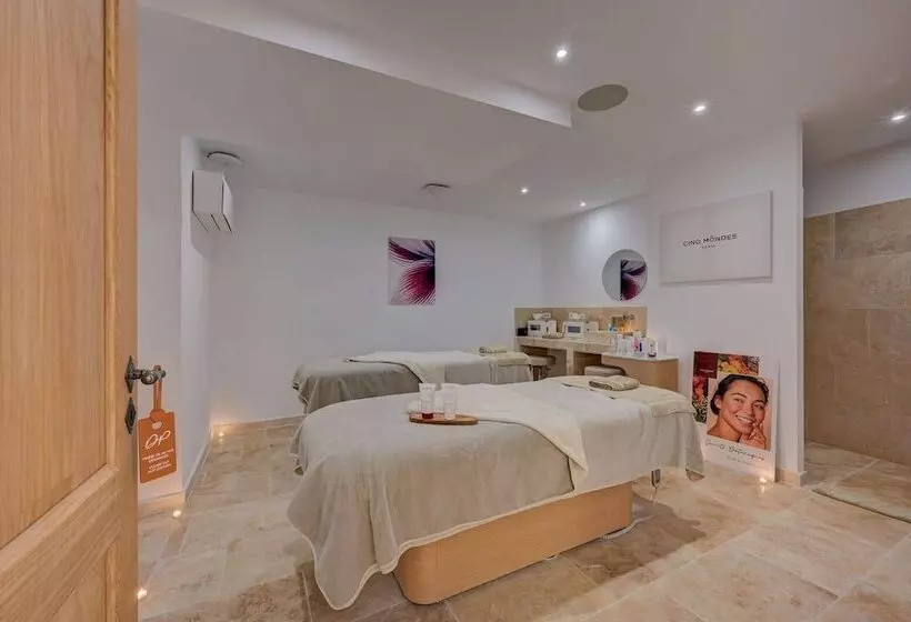 ホテル Domaine De Privadière & Spa